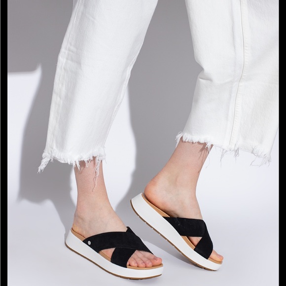 UGG womens Emily Sandal!! Like New - Picture 5 of 8